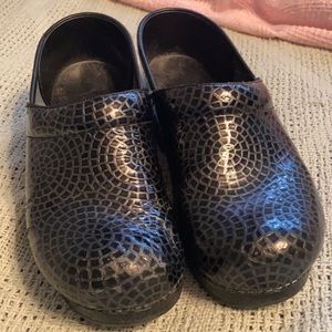 Black patterned Dansko clogs